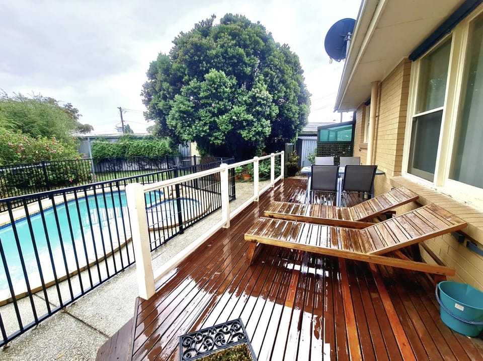 Property building, Balcony/Terrace, Pool view, Swimming pool, sunbed