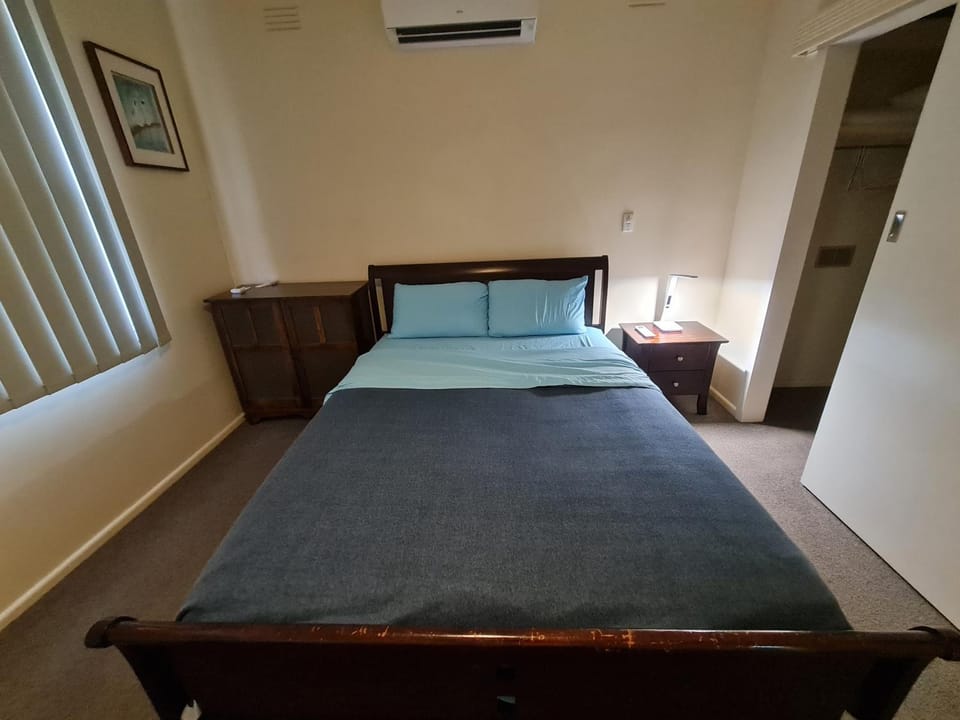 Bed, Photo of the whole room, air conditioner
