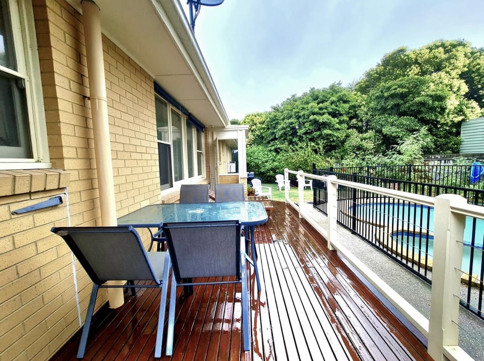Property building, Balcony/Terrace, Pool view, sunbed