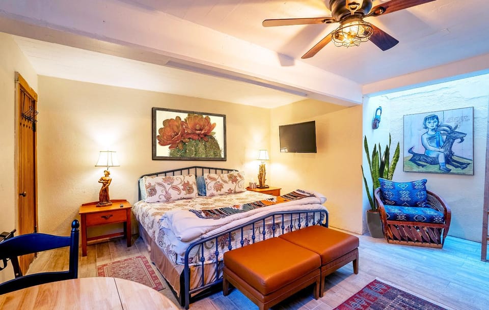 Bed, TV and multimedia, Living room, Seating area, Bedroom