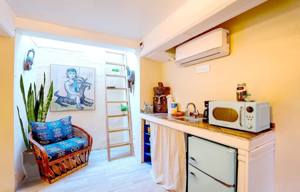 Coffee/tea facilities, Kitchen or kitchenette, toaster, air conditioner