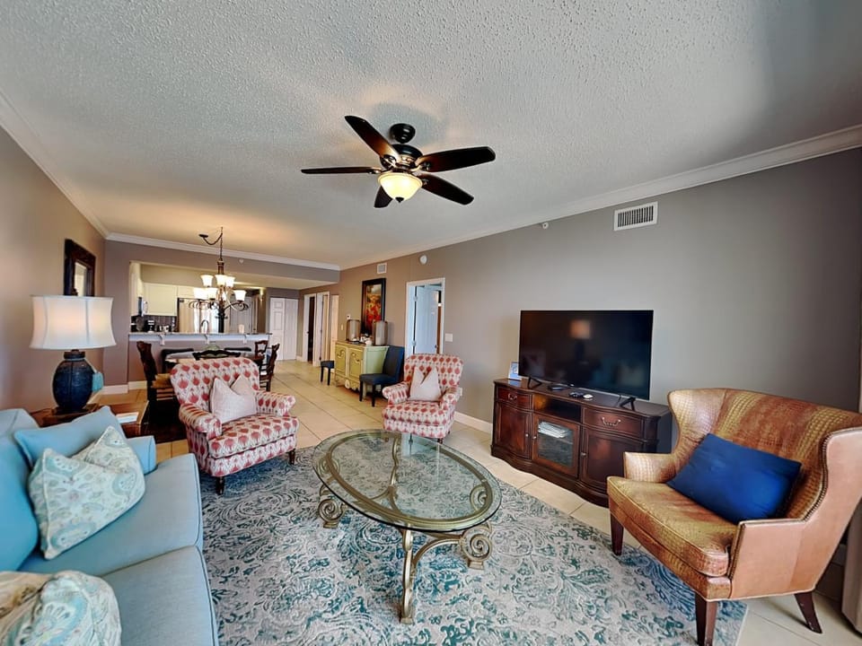 TV and multimedia, Living room, Seating area, Dining area, furniture, air conditioner