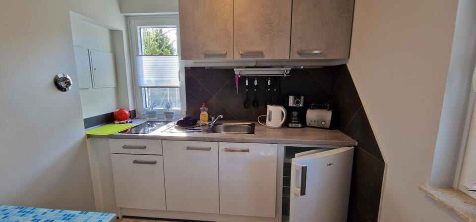 Coffee/tea facilities, Kitchen or kitchenette, dishwasher, stove
