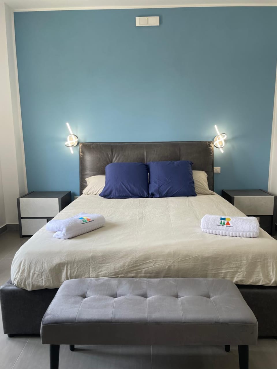 Bed, Living room, Photo of the whole room, Bedroom, towels