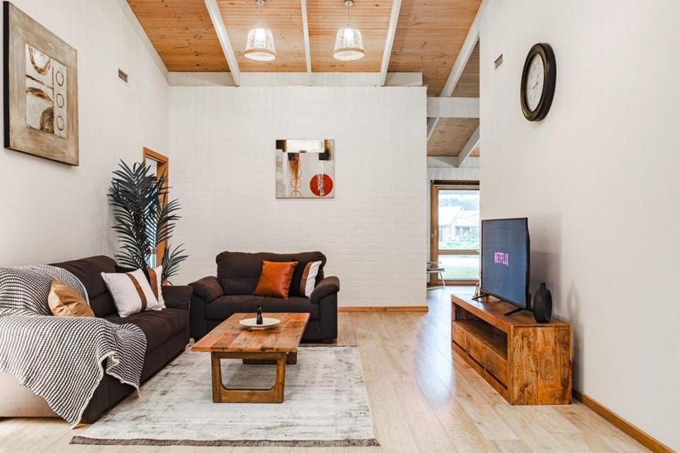 Lakefront 4 BR house at Patterson Lake WIFIBBQ House in Melbourne