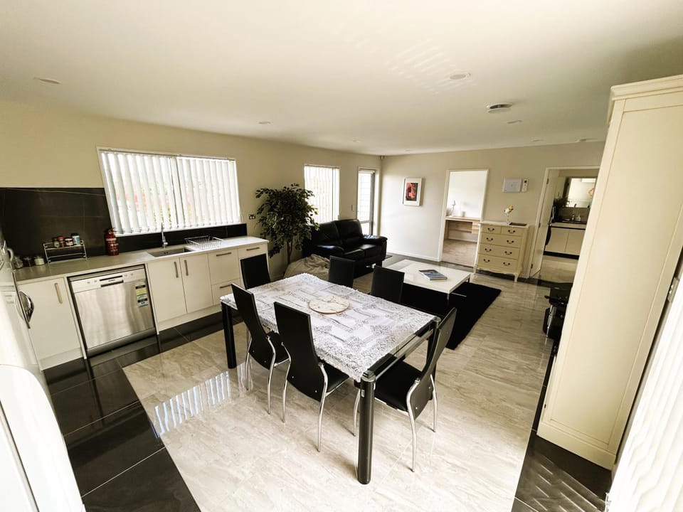 Kitchen or kitchenette, Dining area, dishwasher