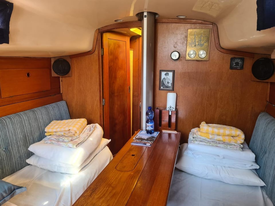 Bed, Living room, Photo of the whole room, Seating area