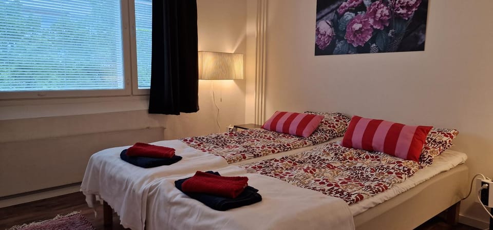 Bed, Bedroom, towels