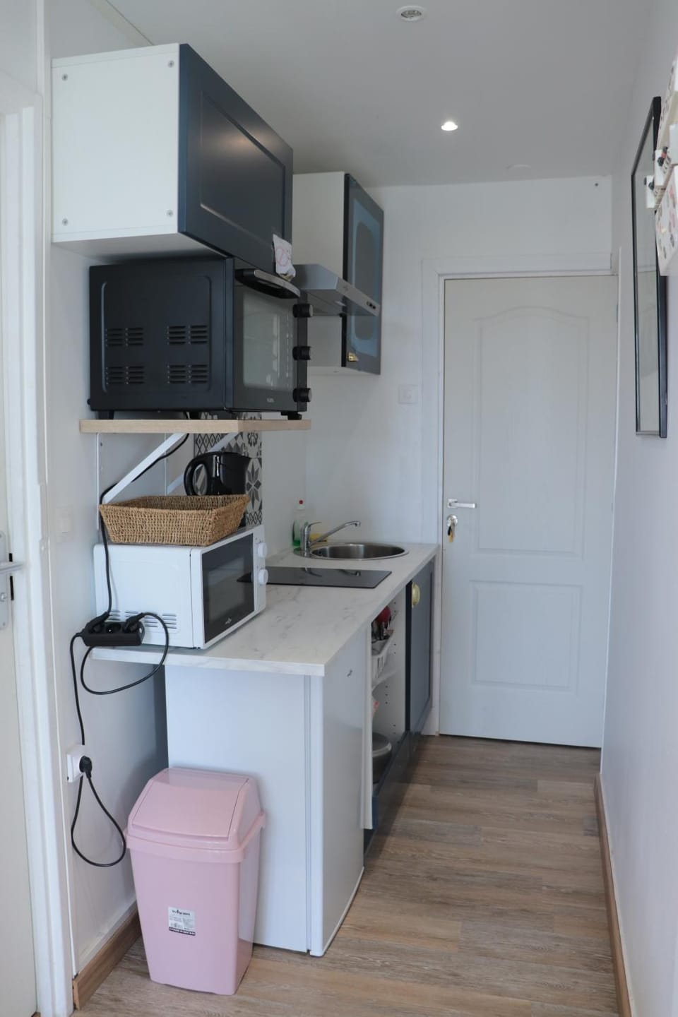 Kitchen or kitchenette, minibar