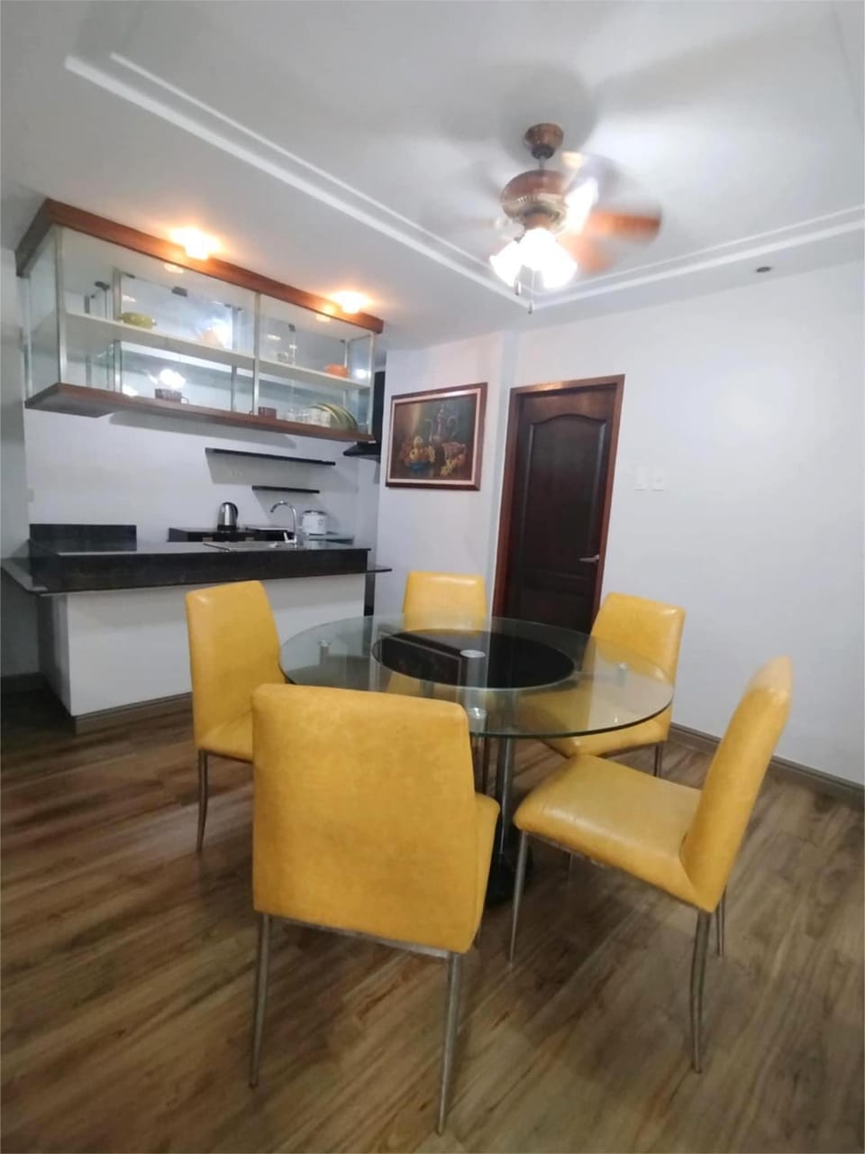 Kitchen or kitchenette, Dining area