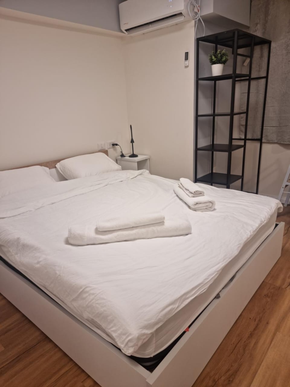Bed, towels