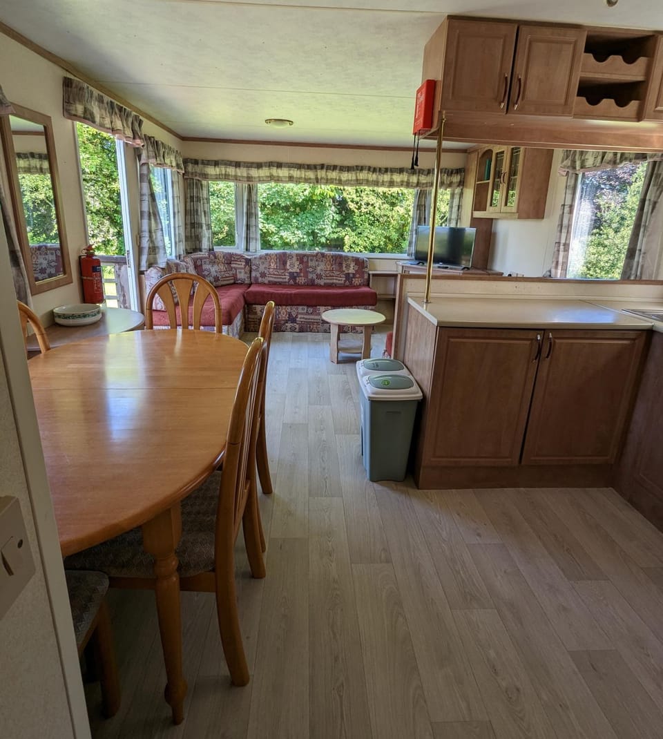 Kitchen or kitchenette, Dining area, minibar, pet friendly, stove