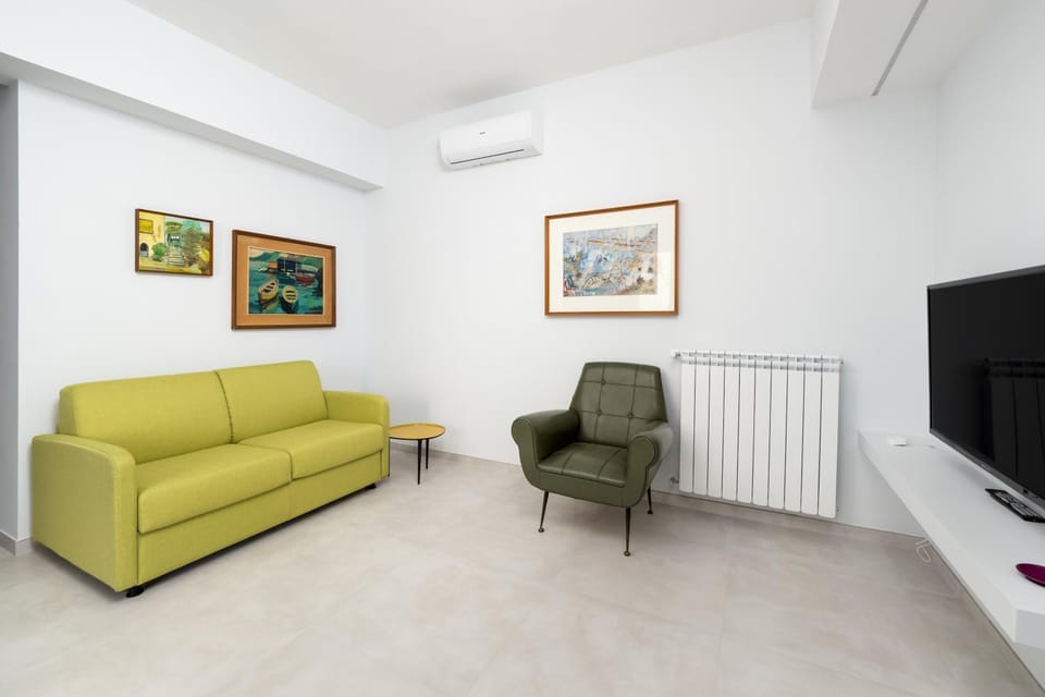 TV and multimedia, Living room, Decorative detail, heating, internet, air conditioner