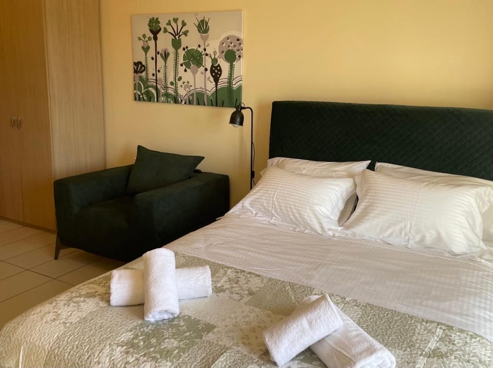 Bed, Photo of the whole room, towels