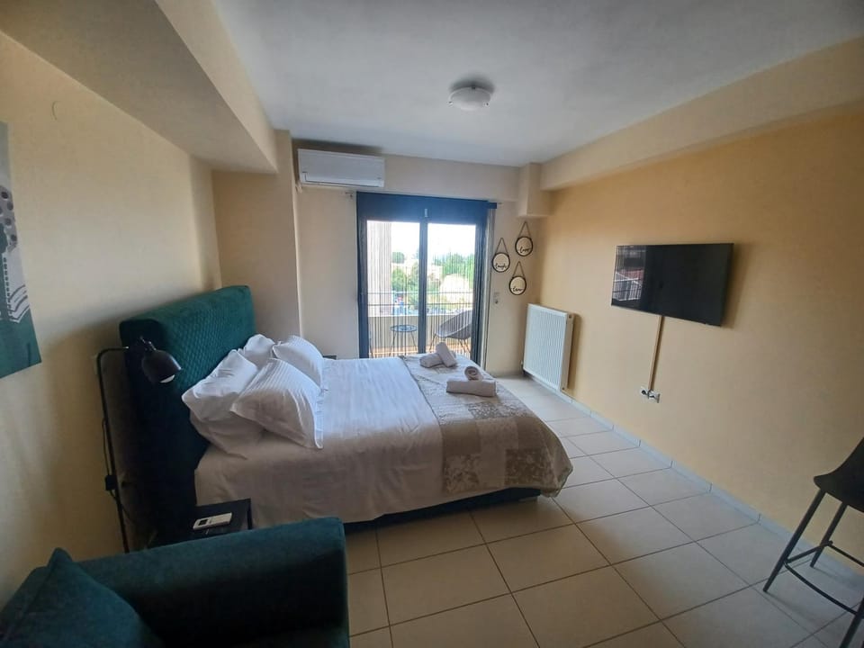 Bed, TV and multimedia, air conditioner