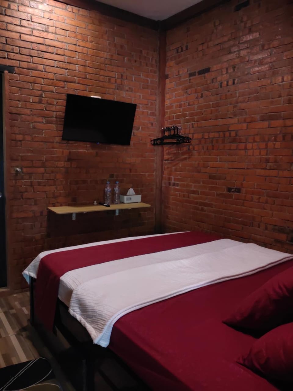 Bed, TV and multimedia, Bedroom