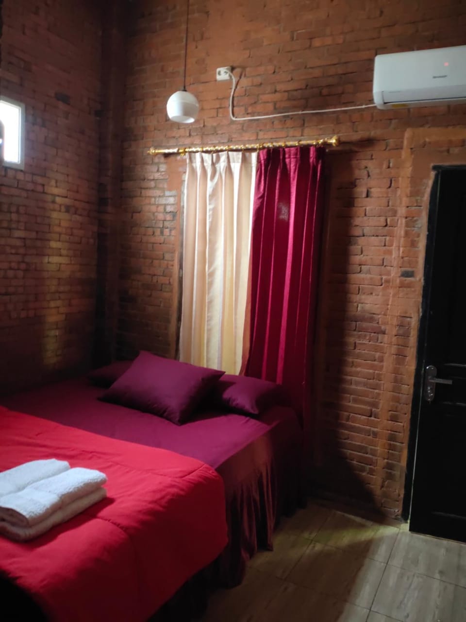 Bed, towels, air conditioner