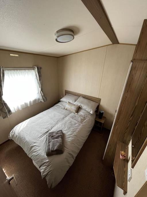 Whitstable, CW18, 2 bed park home, Alberta Holiday Park Apartment in City of Canterbury