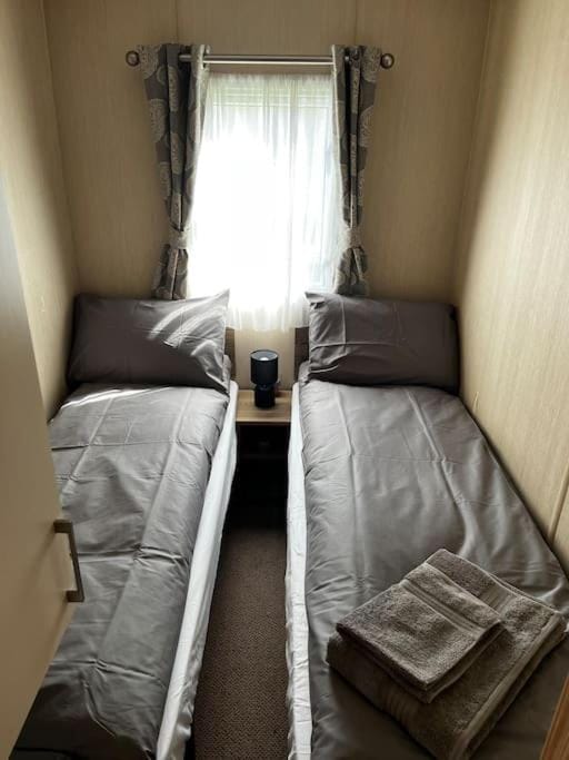 Whitstable, CW18, 2 bed park home, Alberta Holiday Park Apartment in City of Canterbury