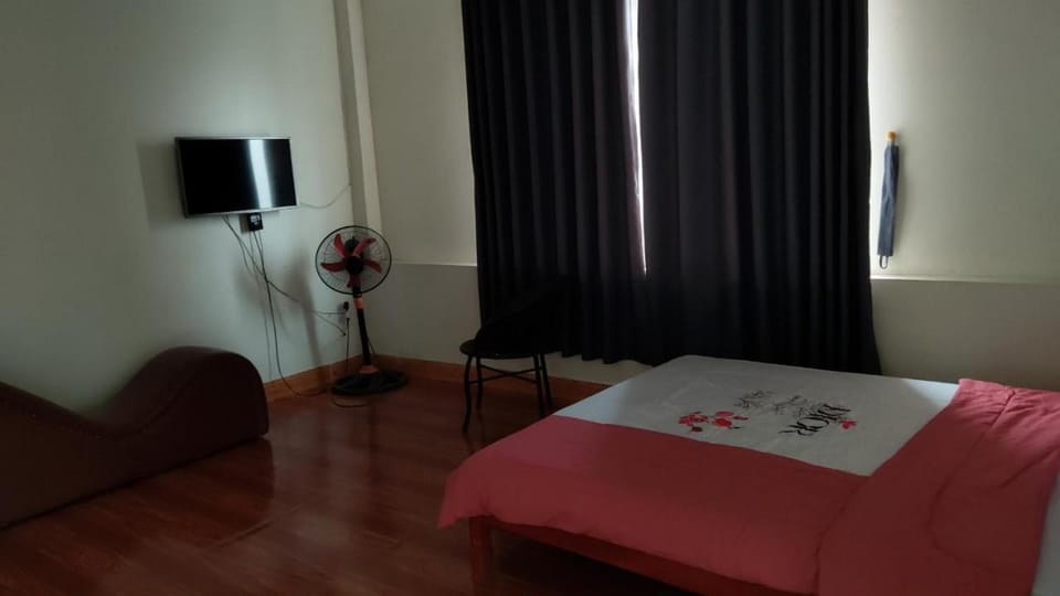 Bed, TV and multimedia, Photo of the whole room, Bedroom
