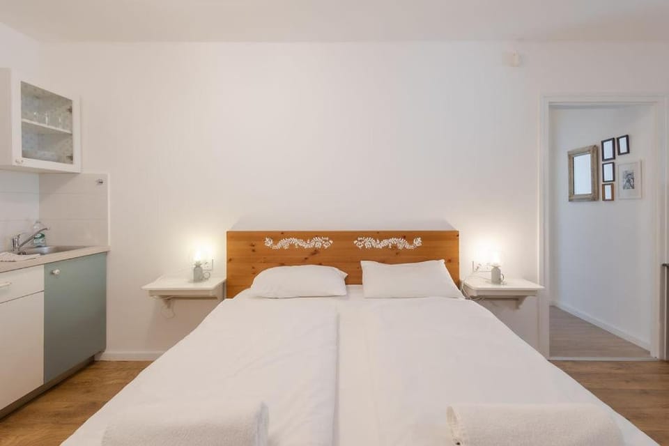 Bed, Kitchen or kitchenette, Bedroom