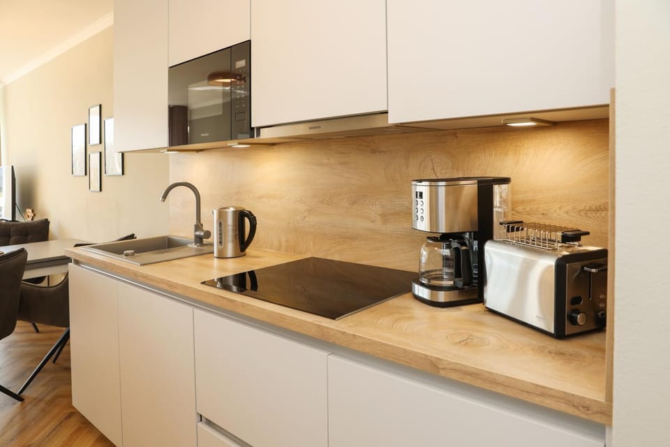 Coffee/tea facilities, Kitchen or kitchenette, stove, toaster