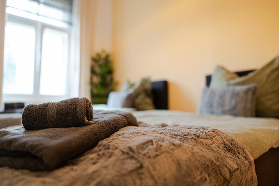 Bed, Bedroom, towels