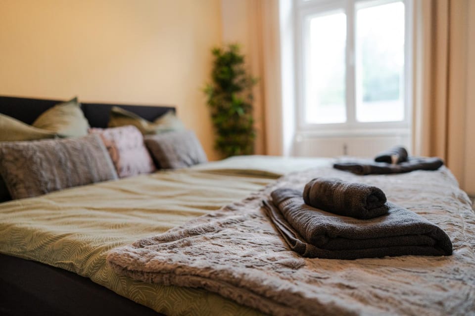 Bed, Bedroom, towels