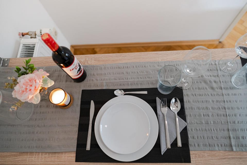Food and drinks, Dining area, Food, Drinks, Alcoholic drinks