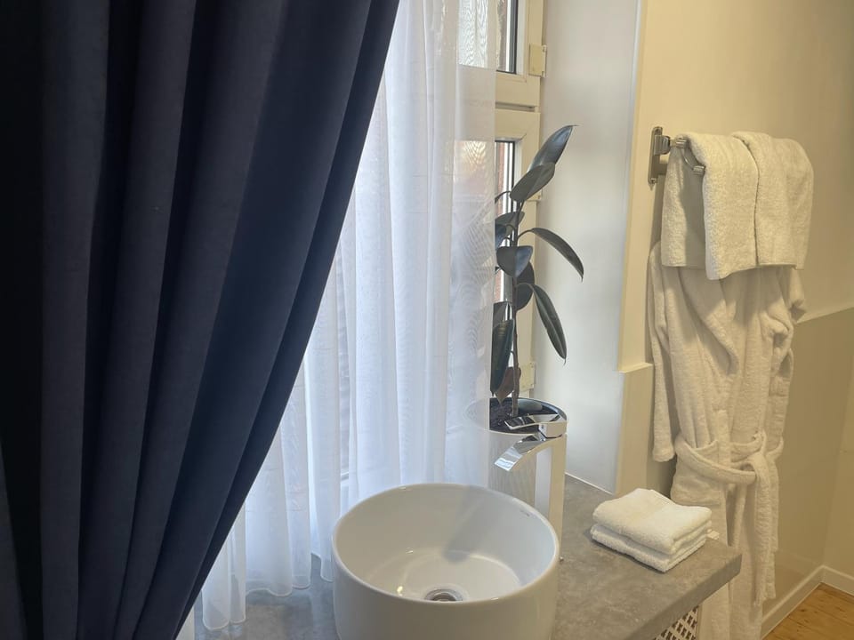 Shower, Bathroom, towels