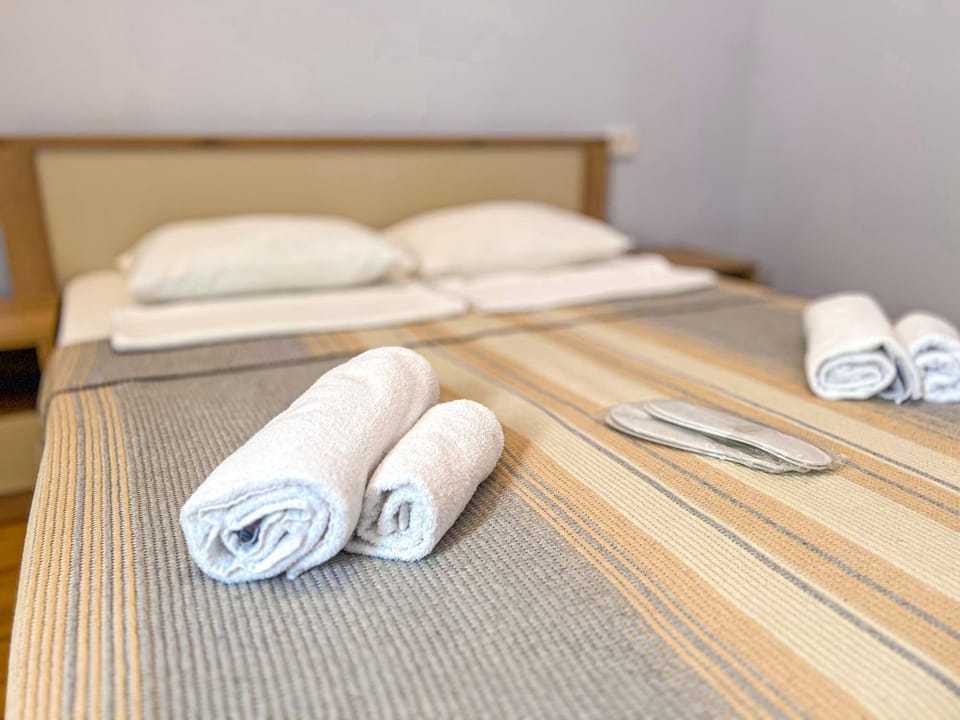 Bed, Photo of the whole room, Bedroom, towels