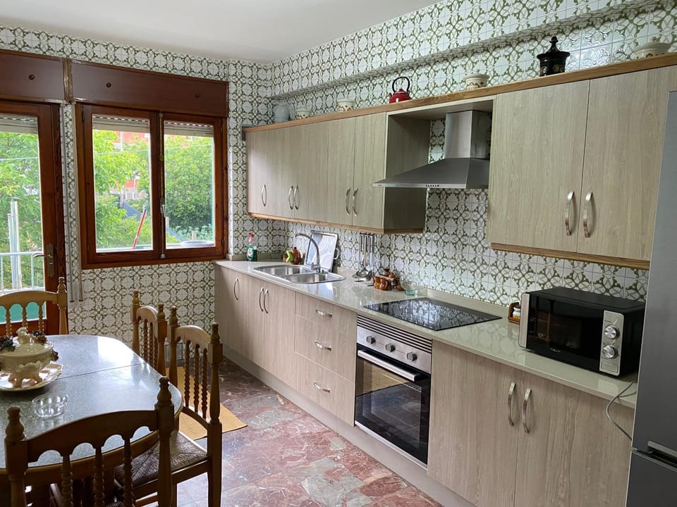 Kitchen or kitchenette, Dining area, minibar, pet friendly, stove