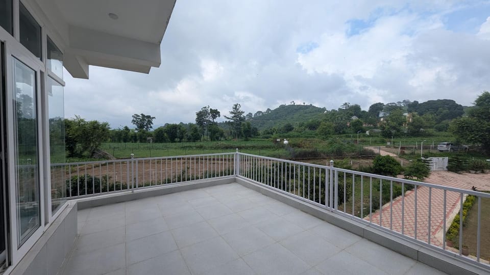 Balcony/Terrace, Mountain view, Quiet street view