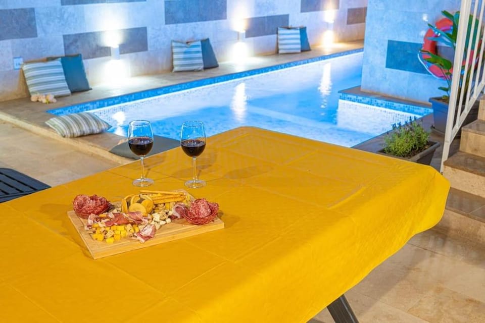 Food and drinks, Food, Swimming pool, Drinks