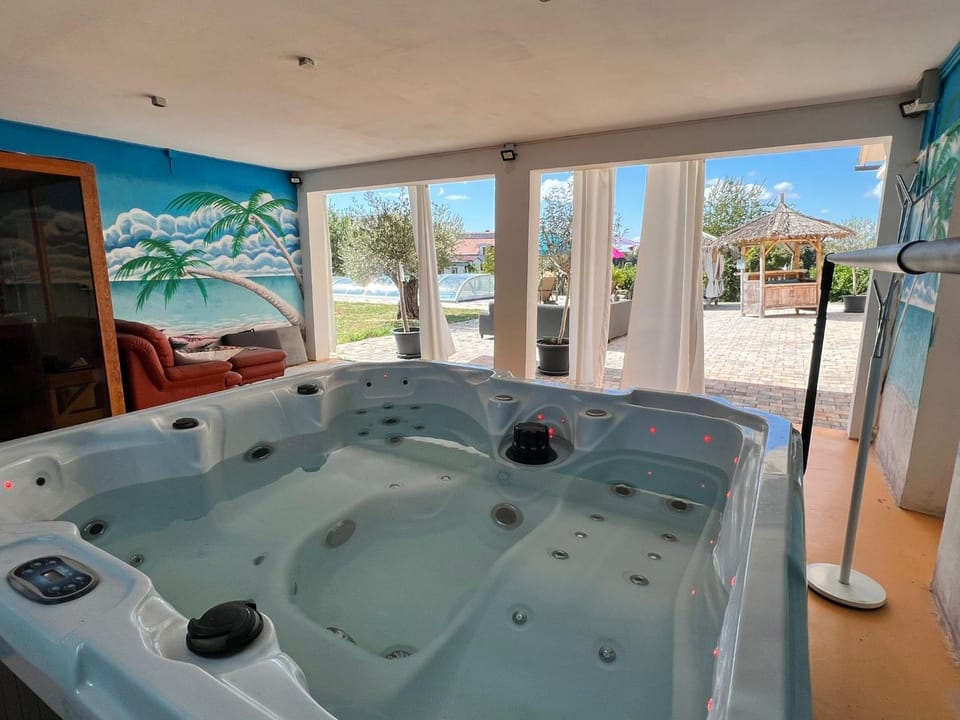 Hot Tub, Sauna, Swimming pool