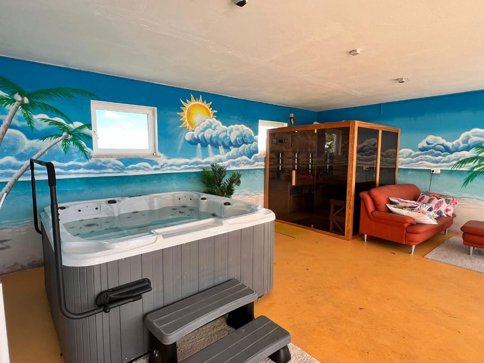 Hot Tub, Sauna