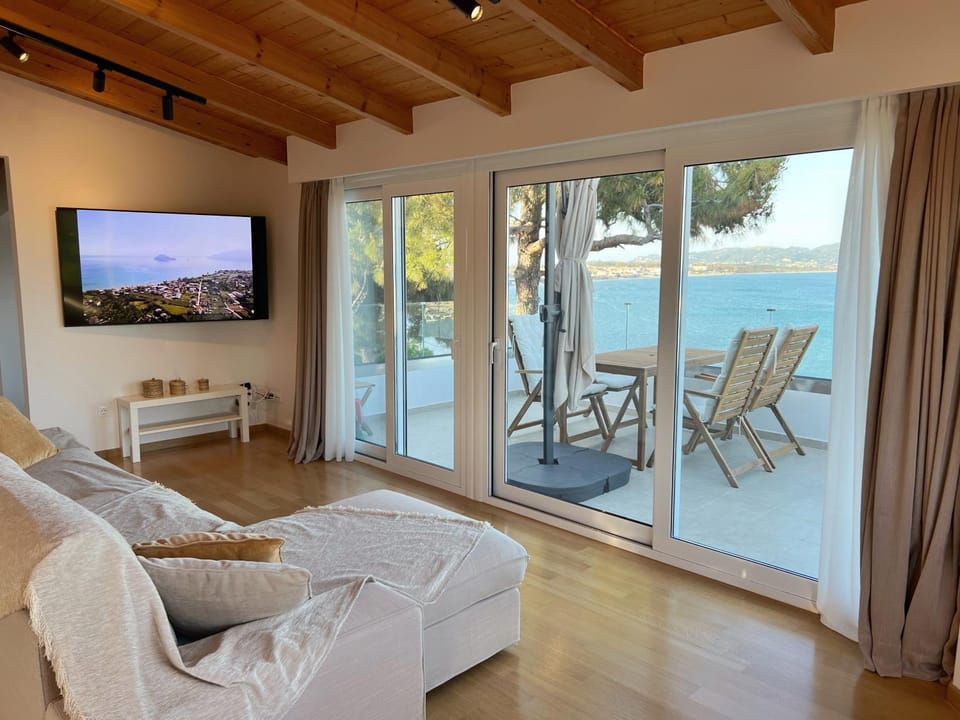 Day, Natural landscape, TV and multimedia, Living room, Evening entertainment, Sea view