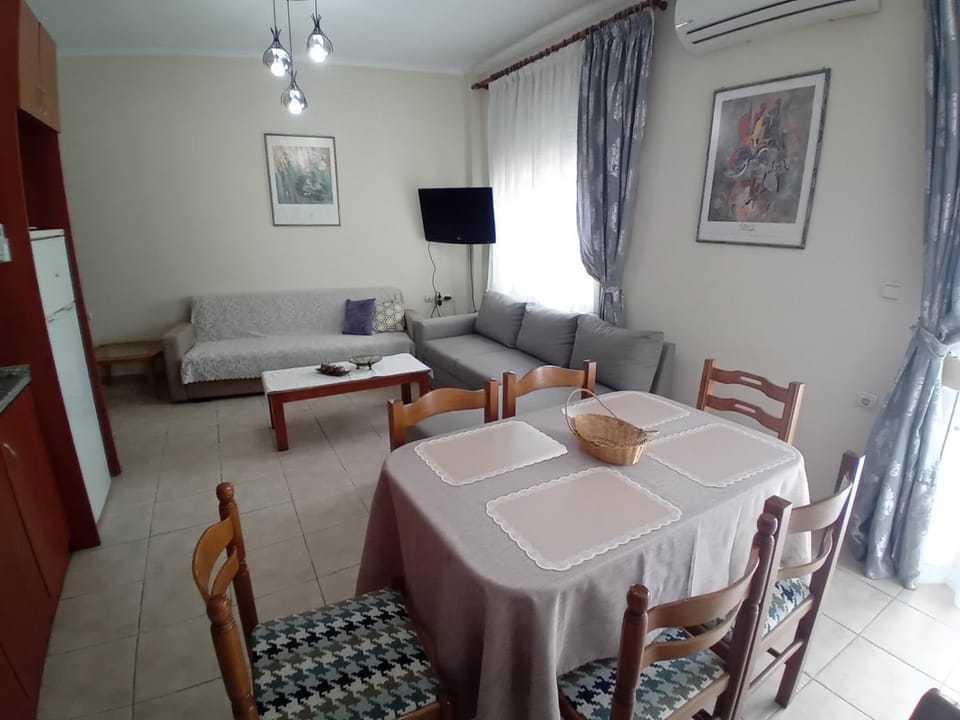 Communal lounge/ TV room, Living room, Dining area