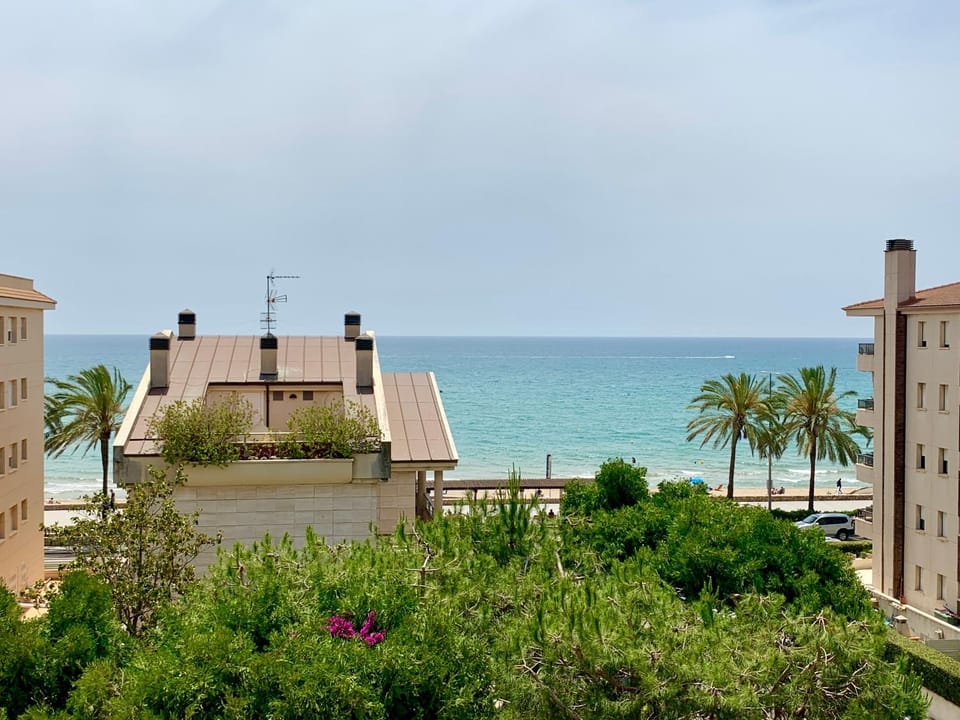 Penthouse w/ sea view, pool & beach Apartment in Baix Penedès