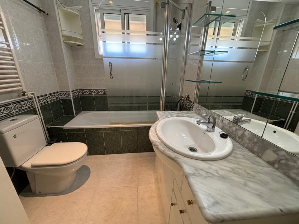 Penthouse w/ sea view, pool & beach Apartment in Baix Penedès