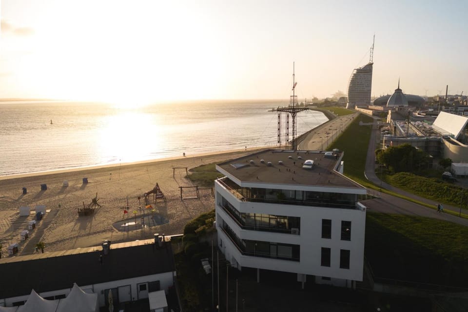 Property building, Nearby landmark, Bird's eye view, Beach, City view, River view, Sea view, Sunset