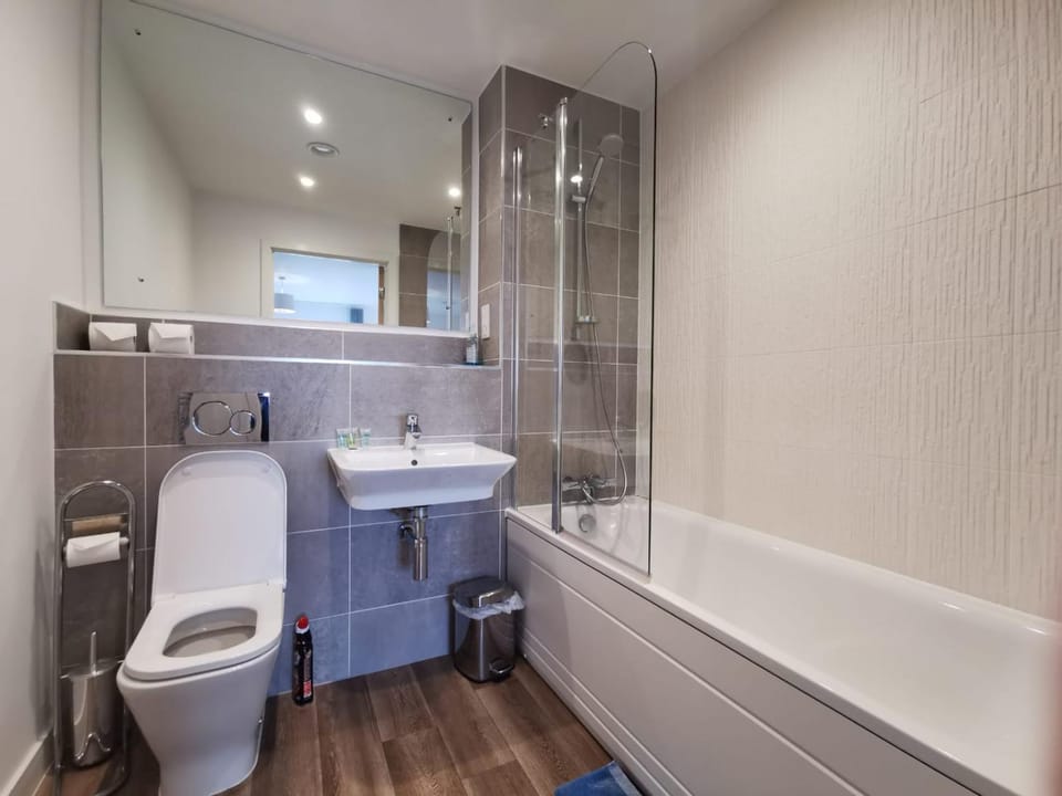 Shower, Toilet, Bathroom, Bath, towels