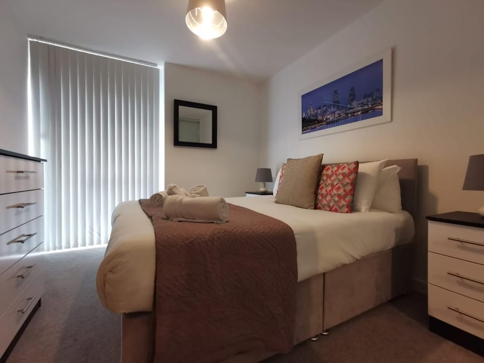 Bed, Living room, Photo of the whole room, Seating area, Bedroom