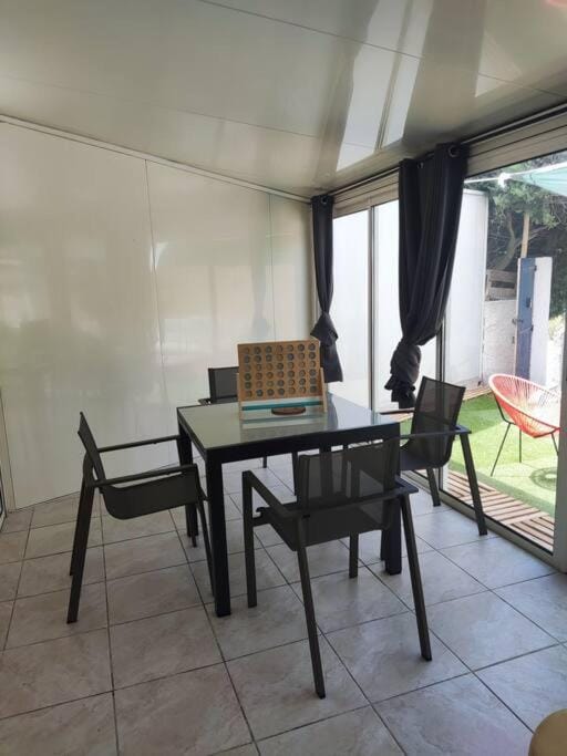 Bord de mer : studio avec salon d'été à Sausset Apartment in Sausset-les-Pins