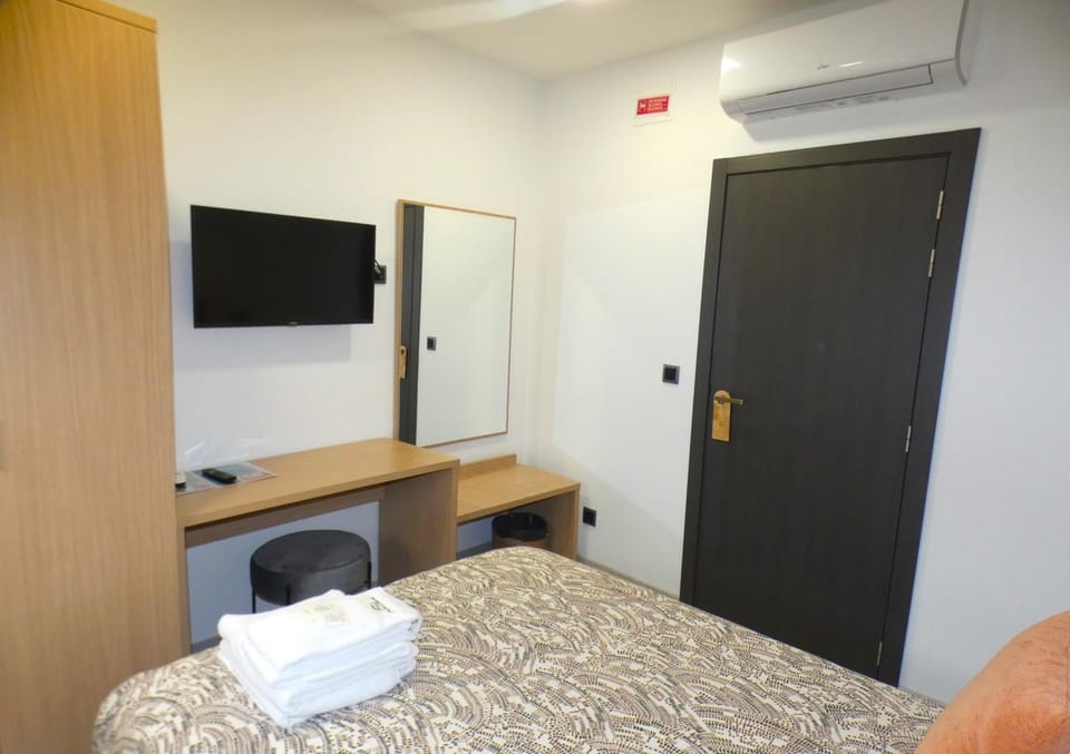 Bed, TV and multimedia, Photo of the whole room, Bedroom, towels, wardrobe, air conditioner