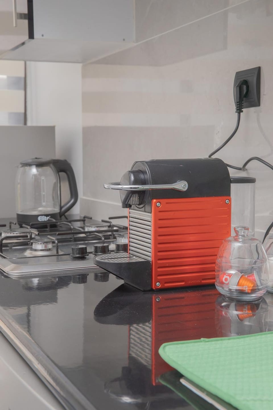 Coffee/tea facilities, Kitchen or kitchenette, stove