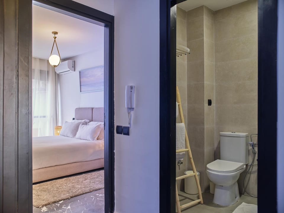 Shower, Toilet, Bed, Bathroom, Photo of the whole room, Bedroom, towels