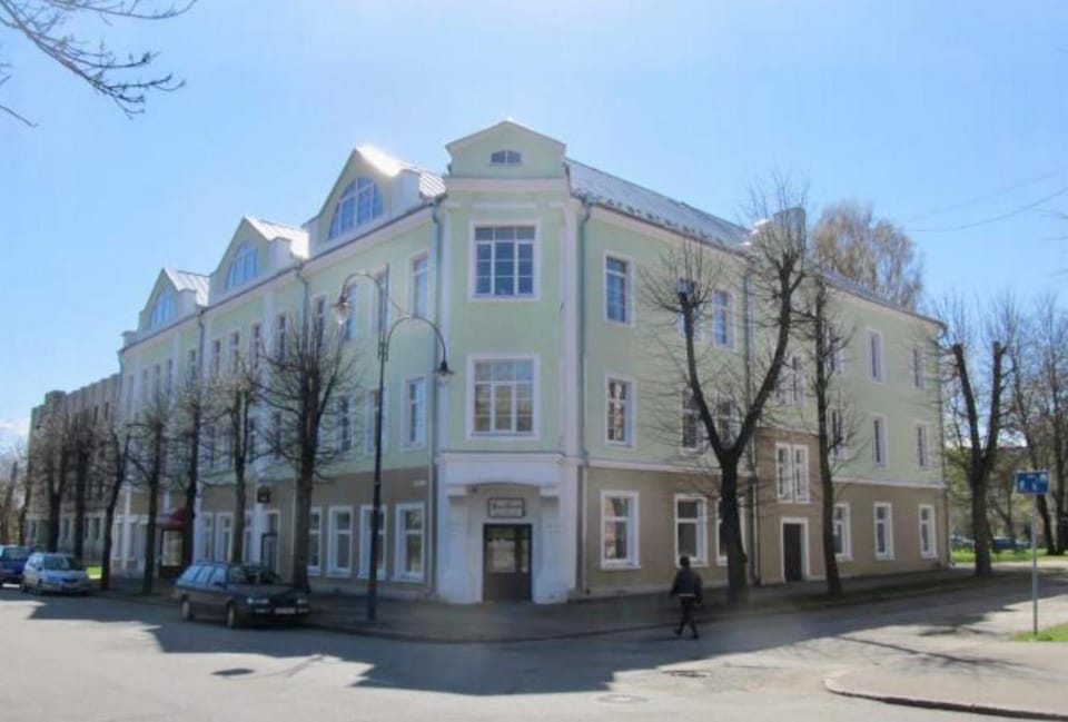 Property building, Day, Neighbourhood, Street view, Location, Parking