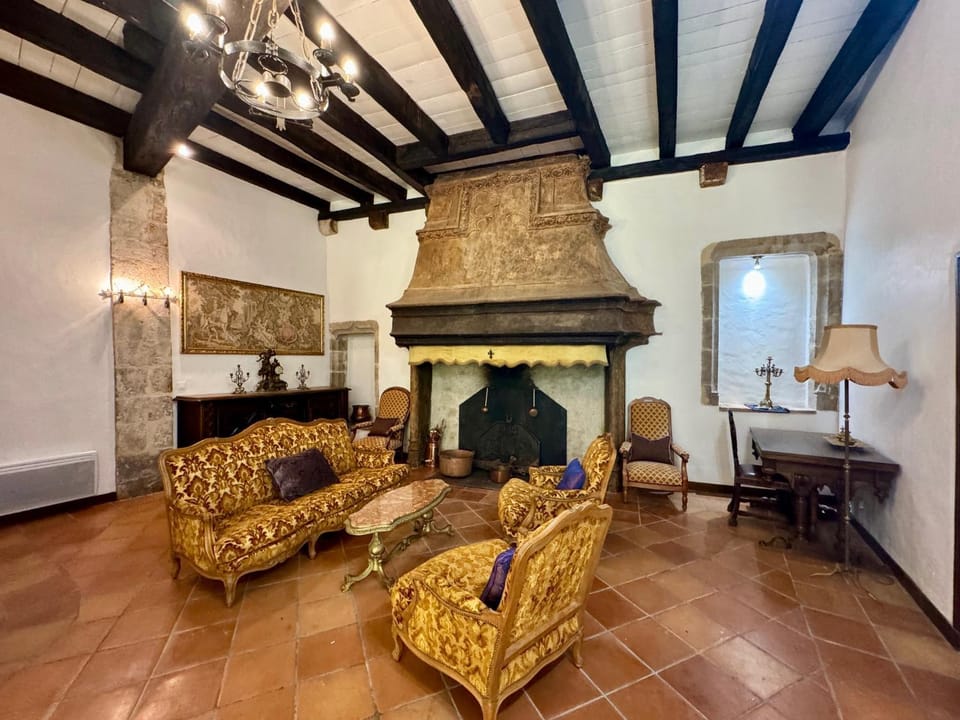 Seating area, fireplace