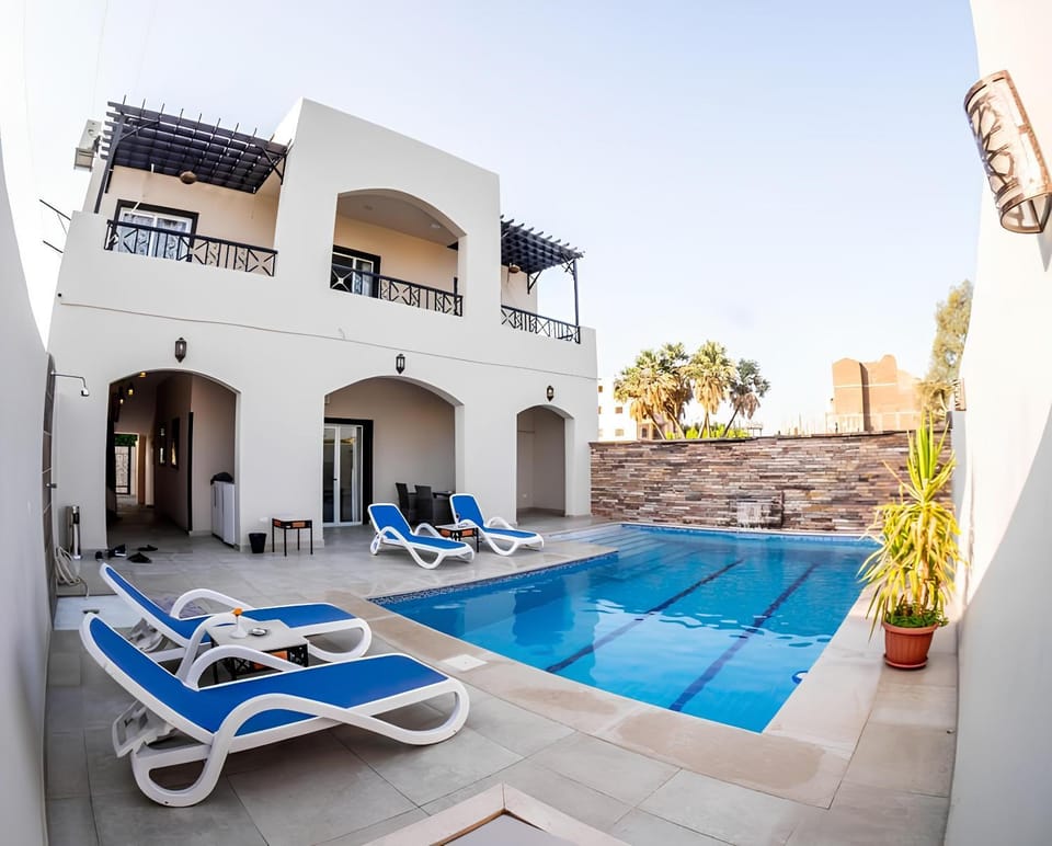 Property building, Patio, Day, View (from property/room), Balcony/Terrace, Pool view, Swimming pool, Swimming pool, sunbed